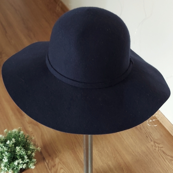 Accessories - 100% wool hat.